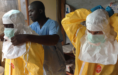 Schutzkleidung im Einsatz gegen Ebola